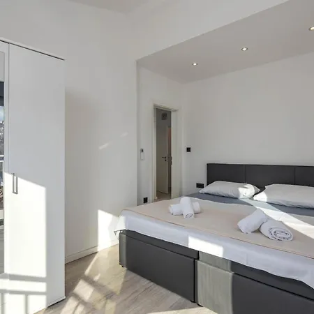 Pool House Old Town - Happy Novi Vinodolski