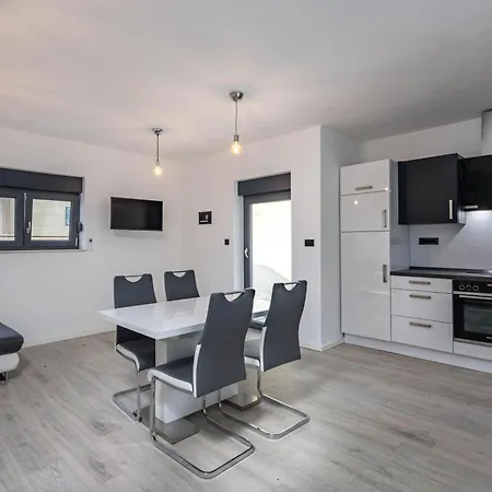 Pool House Old Town - Happy Novi Vinodolski