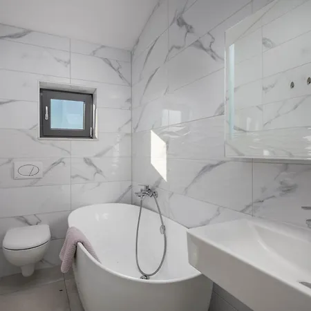 Feriehus Pool House Old Town - Happy