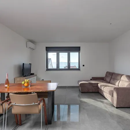 Pool House Old Town - Happy Feriehus Novi Vinodolski