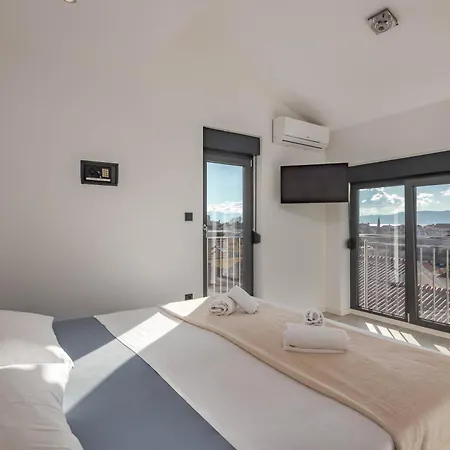 Pool House Old Town - Happy Feriehus *