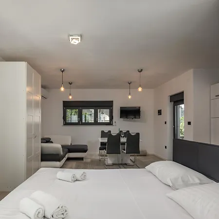 Pool House Old Town - Happy Feriehus Novi Vinodolski