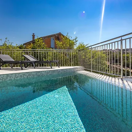 Pool House Old Town - Happy